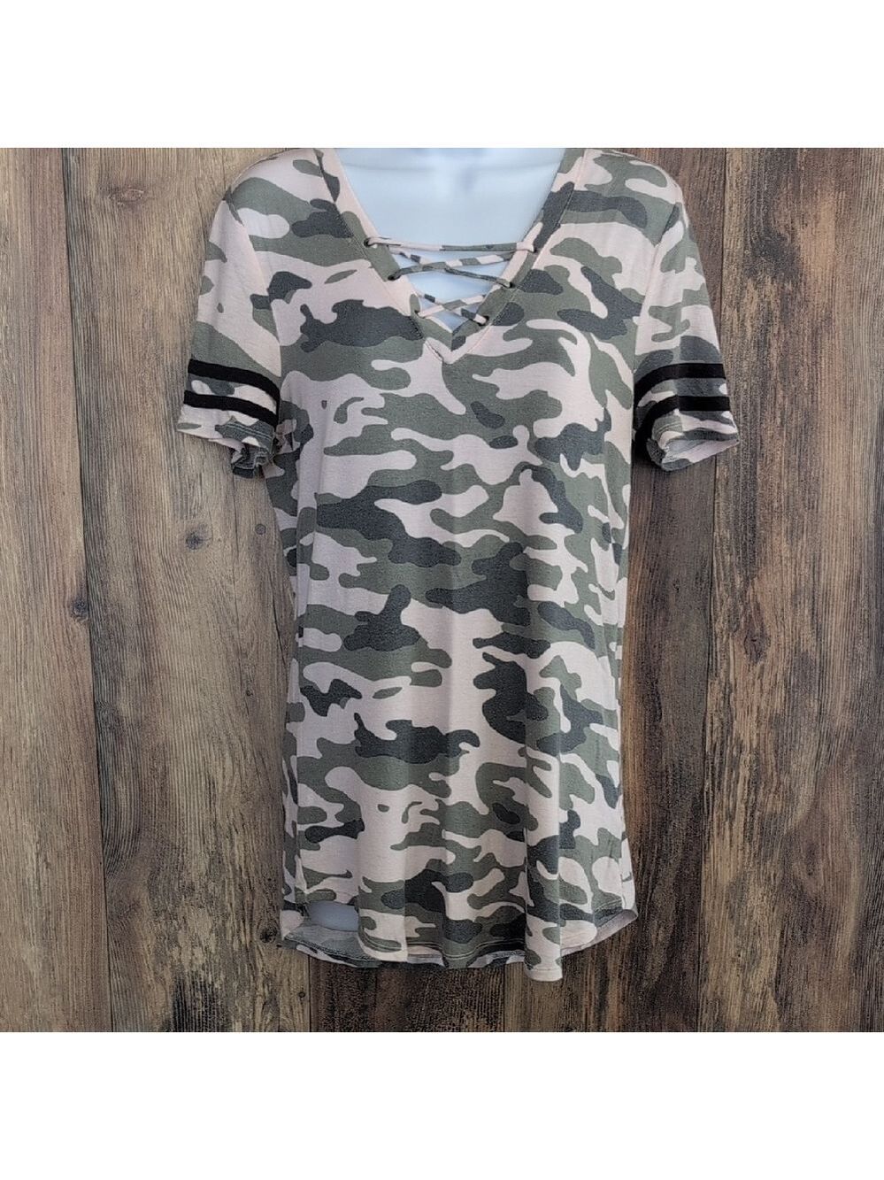 Maurices Camo V-Neck Short Sleeve Tee S               715W